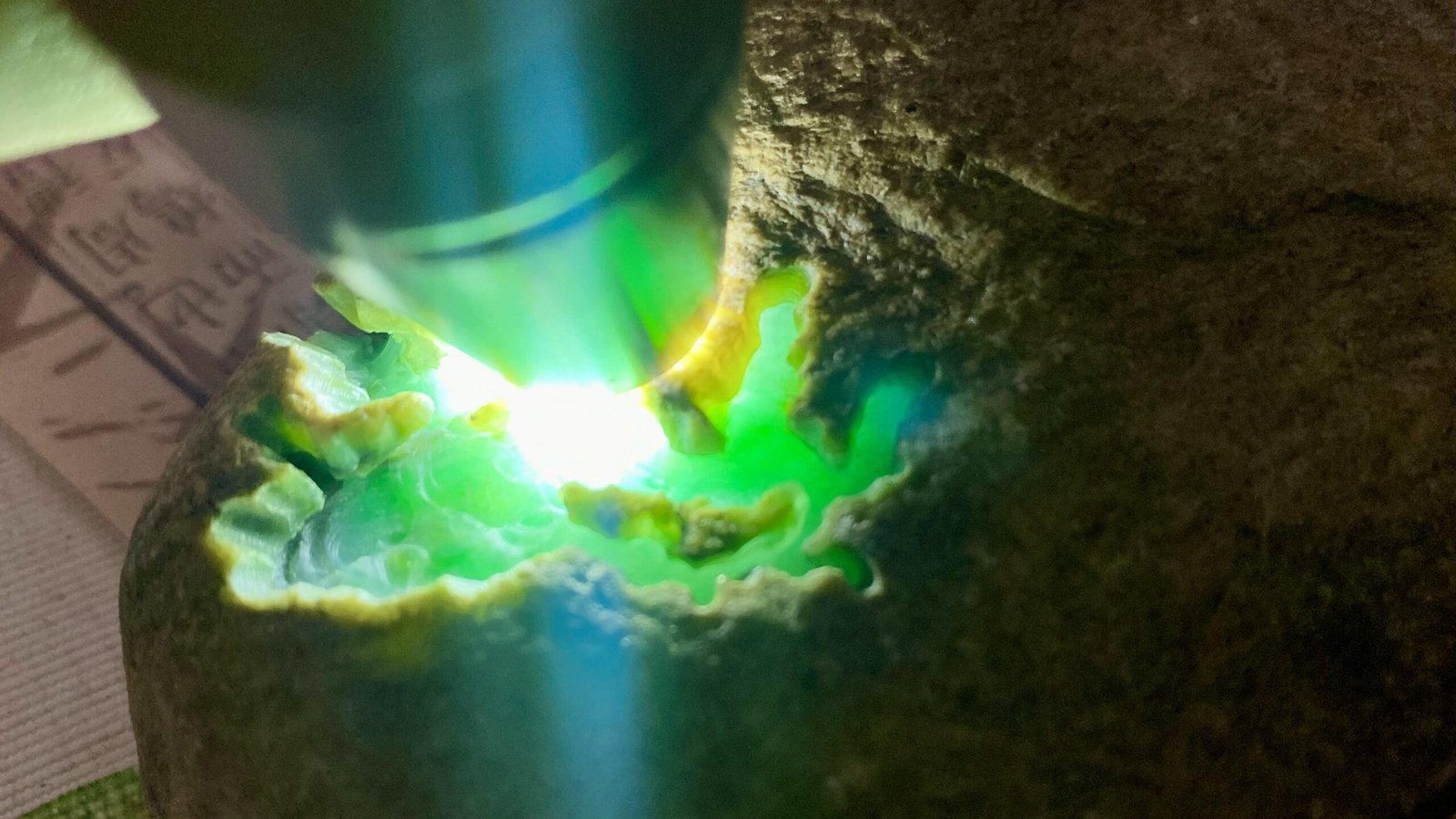 根据翡翠的矿物不同组合可将翡翠分为以下5类